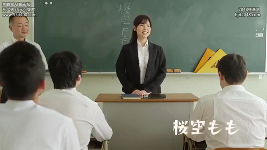 教室 · 职业西装 · 站立 · 中景 · 微笑 · 授课 · 黑板 · 女教师