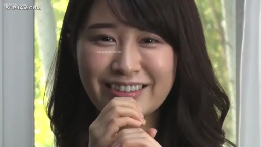 室内 · 脸部特写 · 微笑 · 注视 · 长发 · 托腮 · 黑色上衣