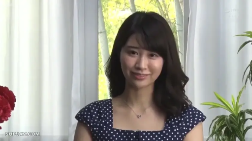 室内 · 坐姿 · 胸部特写 · 巨乳 · 沉稳 · 静态展示 · 黑色碎花胸罩