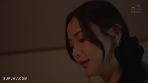 室內 · 臉部特寫 · 平靜 · 凝视 · 侧脸 · 日常服 · 女优