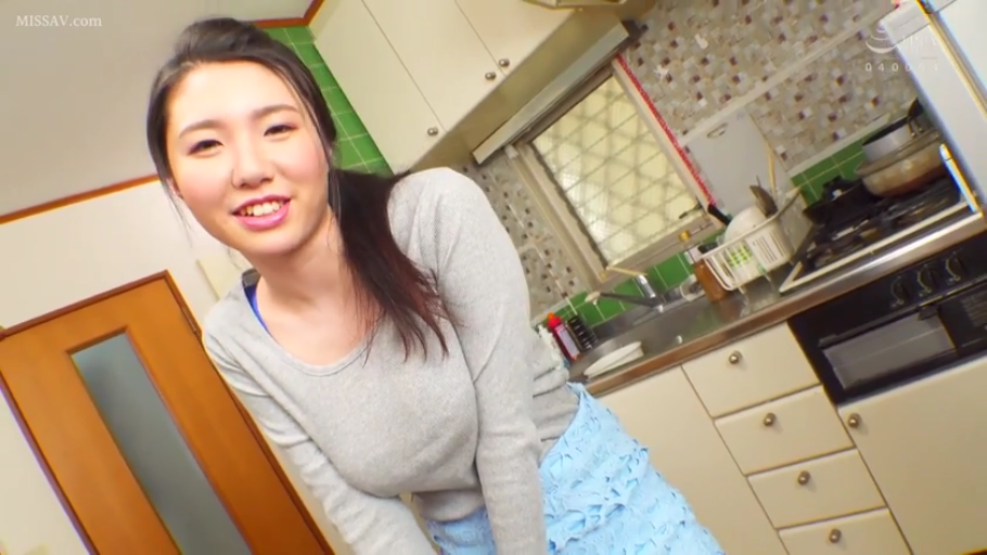 微笑 · 半身 · 居家 · キッチン · 注视镜头 · 站立前倾 · 厨具 · 灰色长袖针织衫