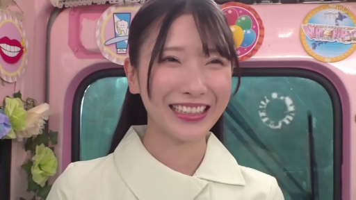 脸部特写 · 面对镜头 · 日本AV · 正面坐姿 · 浅色制服 · 笑容灿烂 · 背景贴纸 · 粉色巴士内