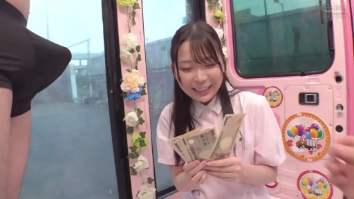 站立 · 中景 · 白色衬衫 · 笑容 · 日元纸币 · 数钱 · 粉色车内 · 金钱诱惑