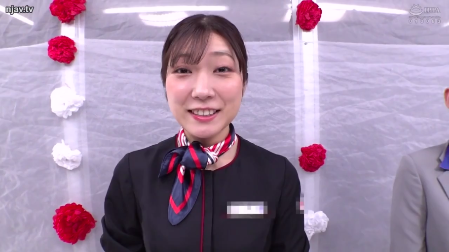 Stand · Pleasant · Facing the camera · 近景 · Silk scarf · 胸牌 · 室内装饰背景