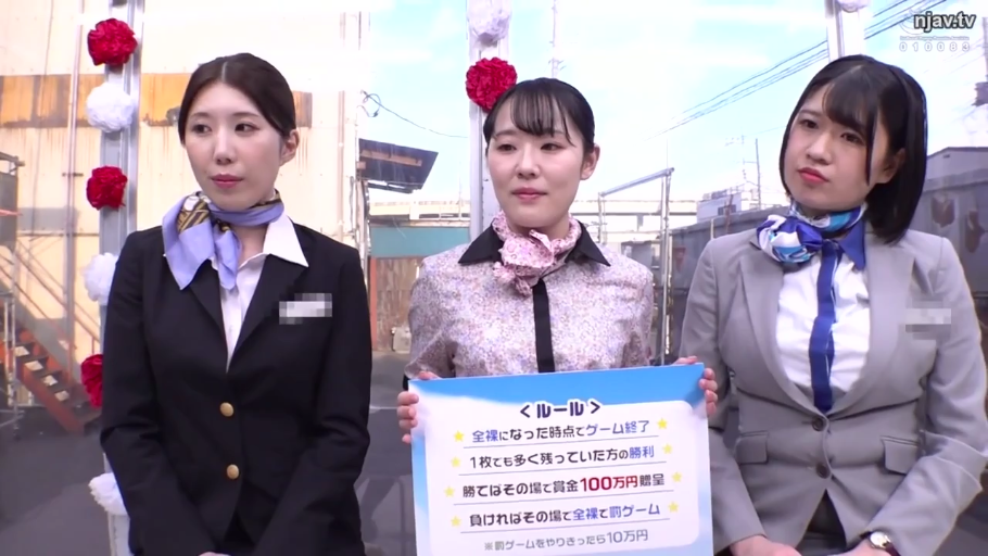 站立 · 展示 · 中景 · 自然 · 制服 · 户外 · 三人 · 告示牌