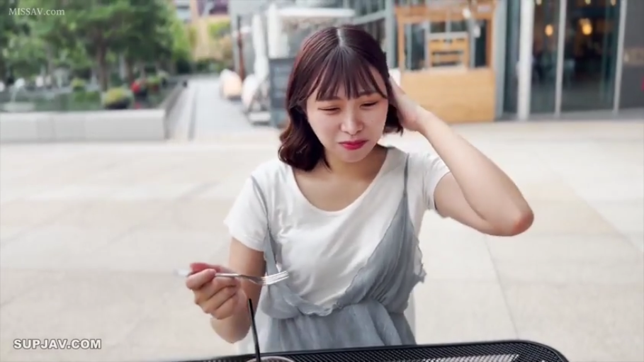 カジュアルウェア · 进食 · 半身像 · 户外餐厅 · 约会视角 · 轻松自然 · 餐叉 · 坐姿撩发