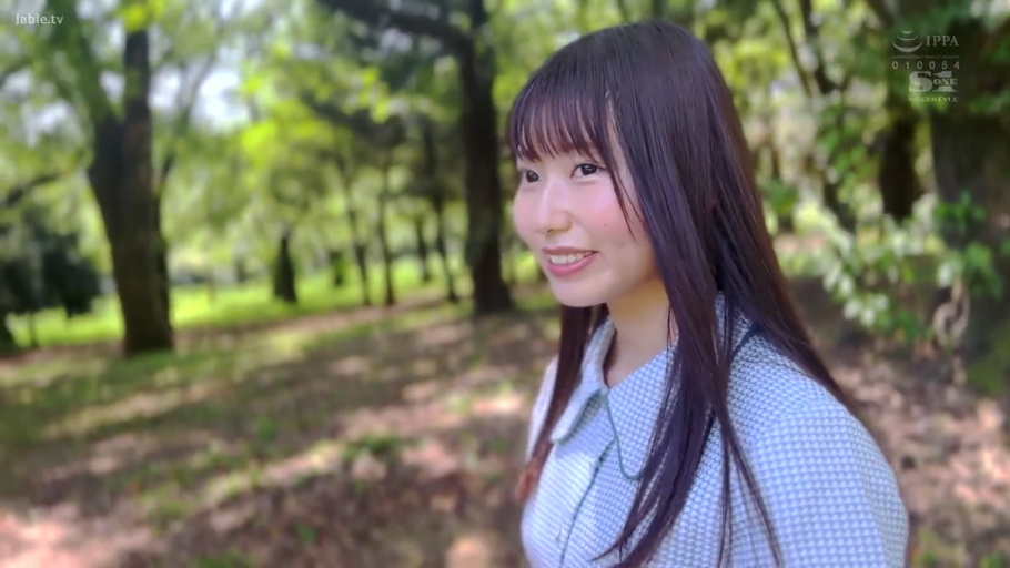 蓝色格子衬衫 · 户外林地