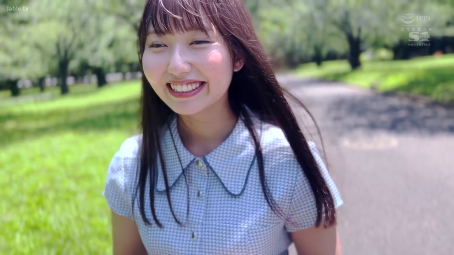 站立 · 中景 · 灿烂笑容 · 户外公园 · 漫步 · 浅蓝色格子连衣裙 · 清新自然