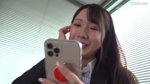 室内 · 严肃 · 站立 · 日常服饰 · 牢房 · 侧脸特写 · 铁栏杆 · 监禁角色扮演