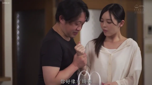 室内 · 交谈 · 站立 · 中景 · 休闲装 · 亚洲 · 手提袋 · 关切