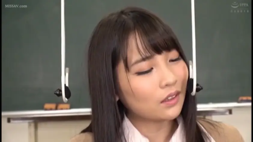 忧郁 · 教室 · 面部特写 · 制服 · 注视 · 清纯 · 麦克风 · 正脸