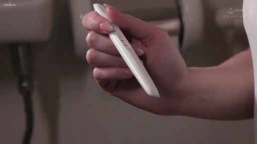 室内 · 忧郁 · 站姿 · 面部特写 · 白色上衣