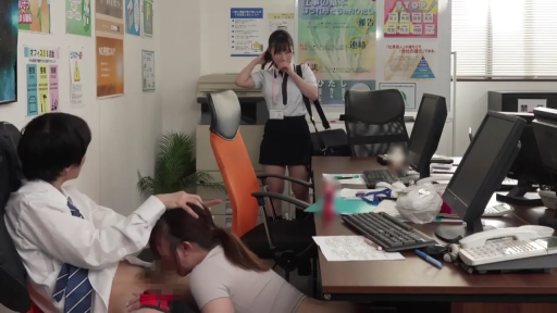 站立 · 中景 · 平静 · 户外街道 · 日光 · 婴儿车 · 粉色格纹围裙 · 推车交谈