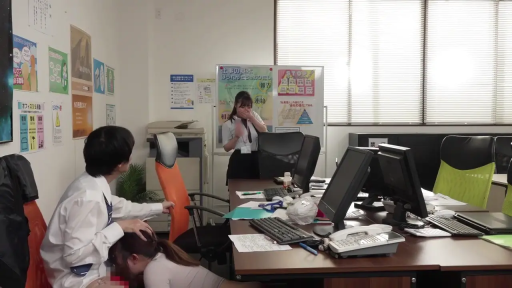 木地板 · 全身 · 专注 · 口交 · 眼罩 · 波点比基尼 · 男子分腿坐姿