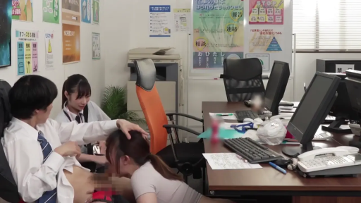 站立 · 微笑 · 近景 · 白色无袖上衣 · 逆光 · 遮阳伞 · 撑伞 · 户外平台