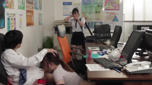 跪姿 · 微笑 · 客厅 · 零食 · 花纹短裙 · 聚会 · 多人场景