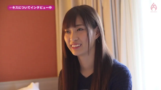 室内 · 坐姿 · 字幕 · 微笑 · 头部 · 蓝色毛衣 · 采访