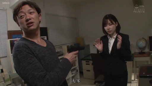 办公室 · 站立 · 职业装 · 惊恐 · 手枪 · 剧照 · 威胁