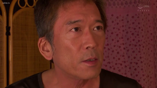 室内 · 座り姿勢 · 真剣 · 顔 · 注視 · 黑色上衣 · 中年男性 · 屏风