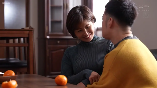 室內 · 坐姿 · 交谈 · 中景 · 微笑 · 熟女 · 紧身毛衣 · 橘子