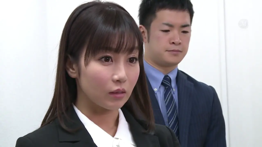 室内 · 真剣 · 面部 · 站立 · ビジネススーツ · 注視 · 男女同行