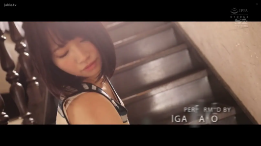 室内 · 脸部特写 · 微笑 · 注视 · 短发 · 露肩装 · 侧向