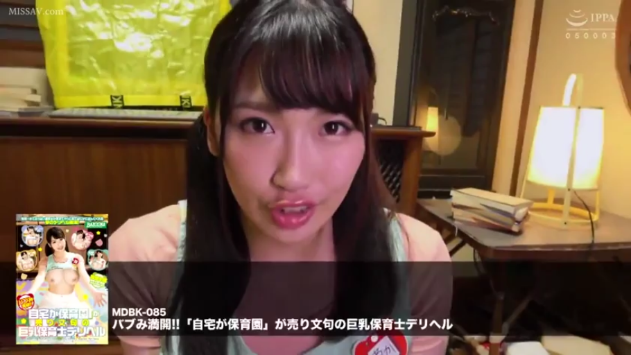 自然 · 台灯 · 半身特写 · 房间 · 围裙 · 正对镜头 · 言语交流 · 宣传画中画