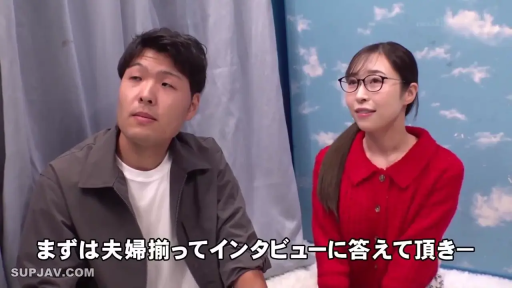 室内 · 坐姿 · 眼镜 · 中景 · 自然 · 休闲服 · 访谈 · 夫妻