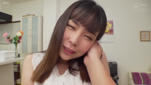 脸部特写 · 凝视镜头 · 棕色长发 · 眼神迷离 · 室内家具 · 白色无袖针织上衣 · 室内住宅 · 歪头托腮