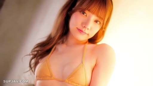 房间 · 满足 · 面部特写 · 正面 · 侧视 · 黑发 · 红色服饰 · 玻璃罐