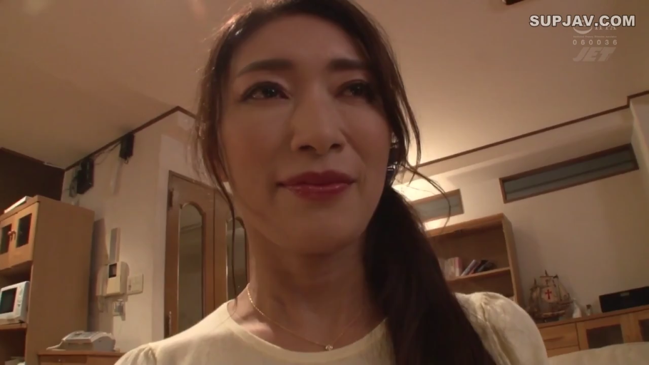 脸部特写 · 平静 · 凝视 · 室内房间 · 正面 · 成熟女性 · 淡黄色上衣