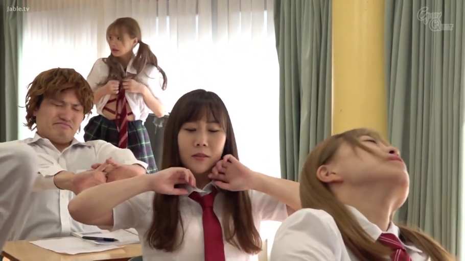 坐姿 · 教室 · 全景 · 课桌 · 学生装 · 日本AV · 掀起上衣 · 搞怪