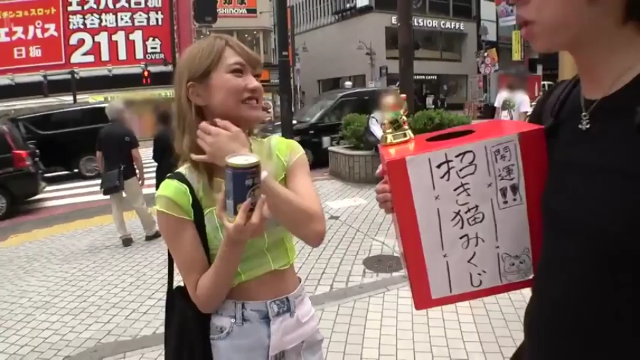 站立 · 中景 · 微笑 · 休闲装 · 户外 · 搭讪 · 街头 · 抽奖箱