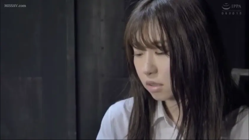 室内 · 坐姿 · 面部 · 忧郁 · 白衬衫 · 凝视 · 长发