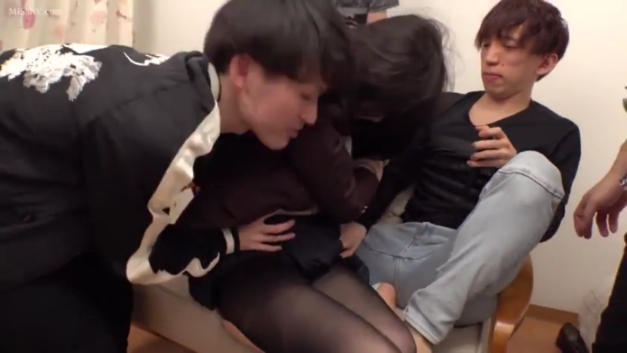 室内 · 坐姿 · 无助 · 沙发 · 多人互动 · 夹克 · 痴汉题材 · 多人场景