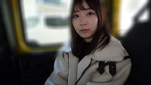 坐姿 · 平静 · 面部特写 · 注视 · 车内 · 长发 · 羊羔毛外套