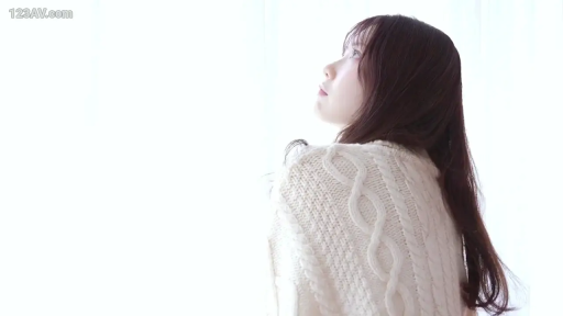 脸部 · 平静 · 白色毛衣 · 窗边 · 侧身仰望 · 高调摄影