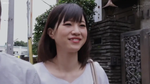 面部 · 站立 · 対話 · 白い上着 · ショルダーバッグ · 屋外 · 开心 · 街拍