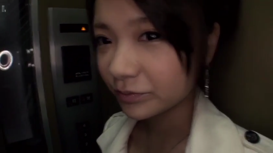 站姿 · 平静 · 面部特写 · 注视 · 亚洲女性 · 电梯 · 白色风衣 · 电梯按键