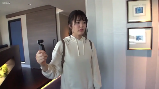 酒店 · 站立 · 上半身 · 平淡 · 白色卫衣 · 生活化 · 手持摄影 · 手持云台相机