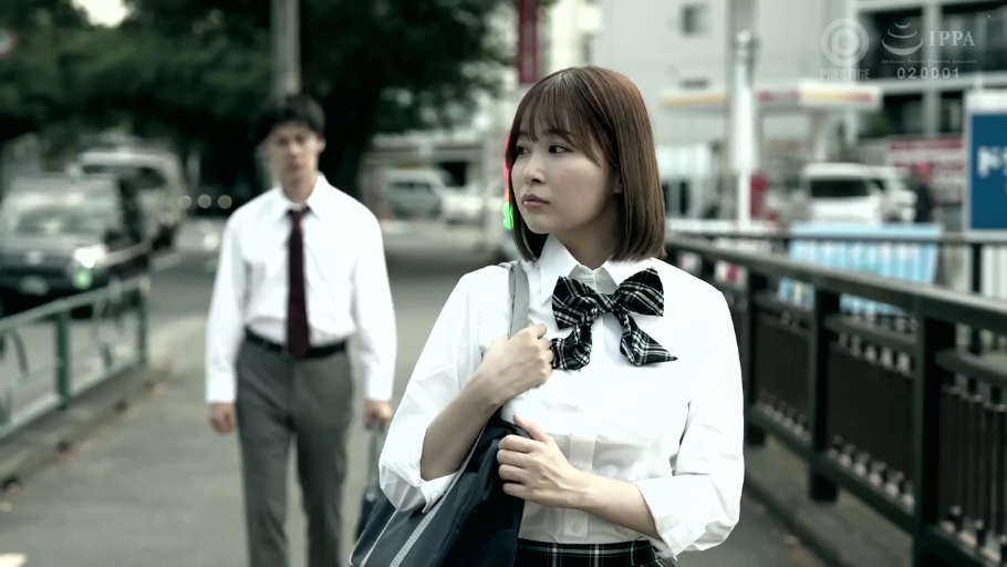 Medium shot · Standing Posture · 平静 · 制服 · Street · One-shoulder bag · 步行 · 跟踪