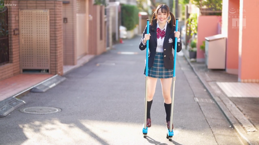 全身 · 站立 · 微笑 · 街道 · JK制服 · 踩高跷 · 高跷