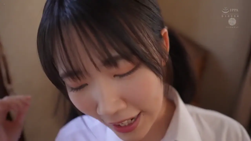 室内 · 交谈 · 脸部 · 低头 · 专注 · 白衬衫 · 齐刘海