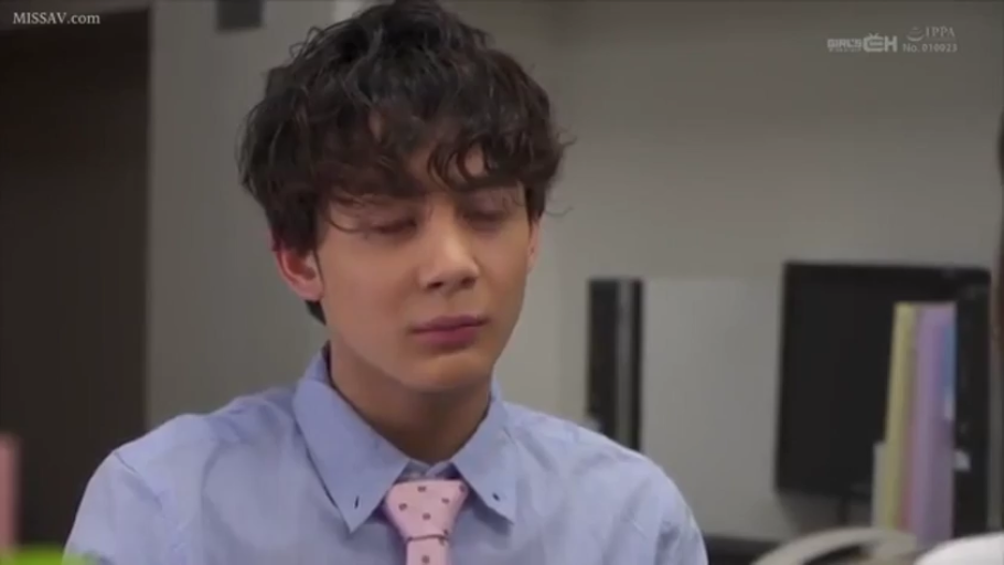 坐姿 · 脸部 · 办公室 · 电脑 · 闭眼 · 衬衫领带 · 沮丧 · 单人男性