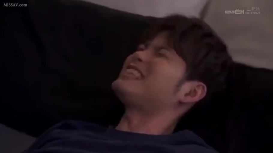 面部 · Bedroom · Enjoy · pillow · Pleasure · 卧姿 · Casual wear · Male