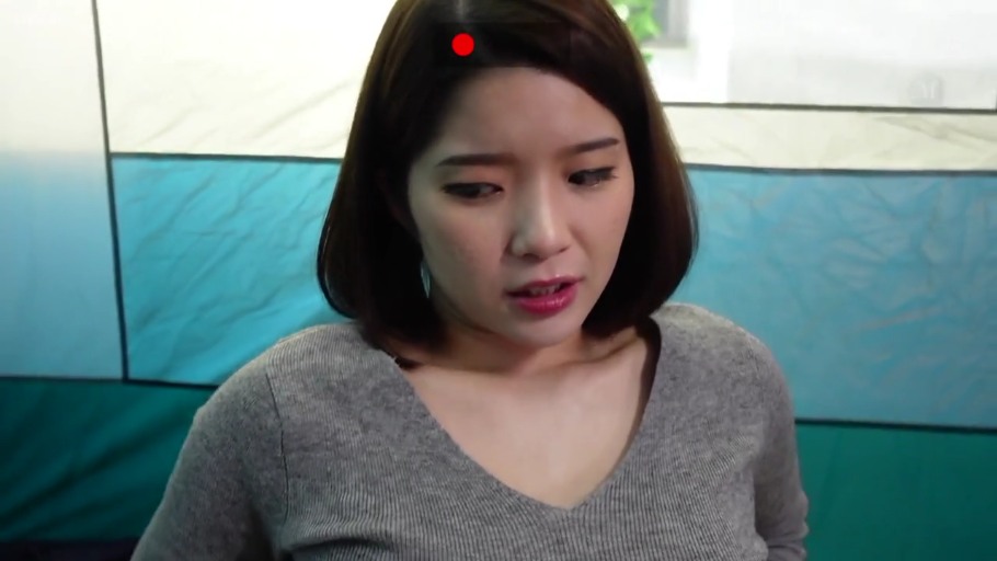 坐姿 · 面部特写 · 困惑 · 凝视 · 短发 · 帐篷 · 灰色V领毛衣