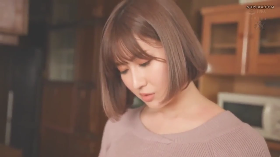 顔 · 頭を下げる · 站立 · 平静 · キッチン · 橱柜 · 毛衣 · ショートヘア