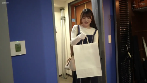 室内 · 站立 · 全景 · 微笑 · 连衣裙 · 门口 · 纸袋 · 回家