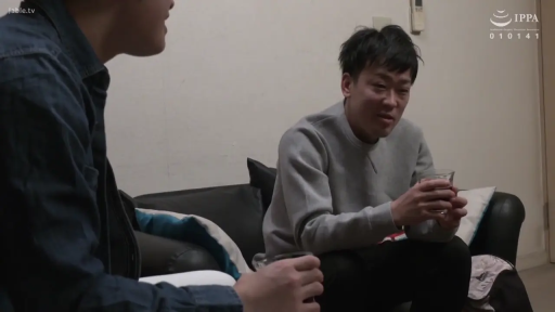 Sitting Posture · Medium shot · Casual wear · 室内客厅 · 玻璃杯 · Natural expression · 饮酒交谈 · 两个男性