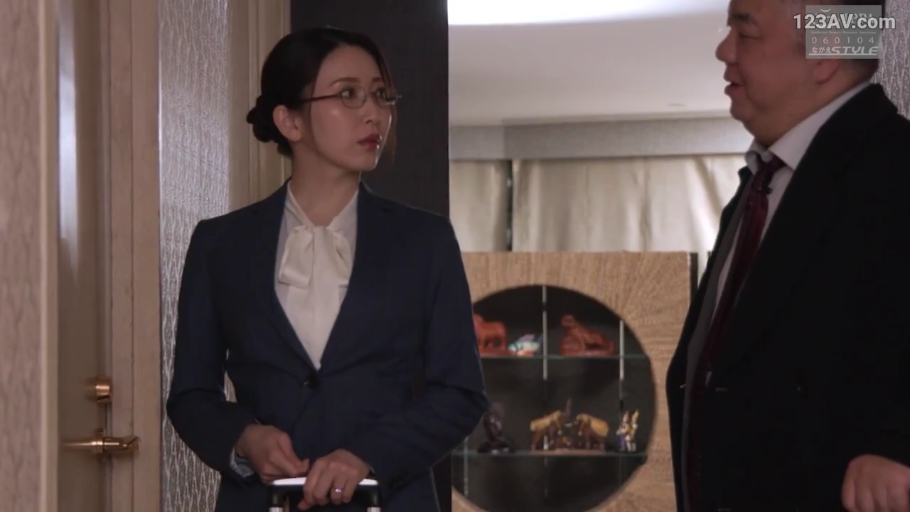 站立 · 行李箱 · 酒店房间 · 职业套装 · 中景特写 · 严肃专业 · OL职场 · 对话交流